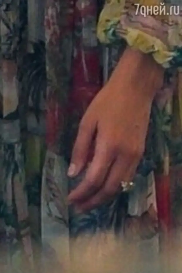 Что скрывает Дженнифер Лопес: на руке певицы обнаружилось «подозрительное» кольцо