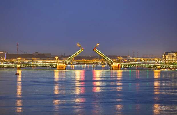 Смольный объявил о разводке петербургских мостов