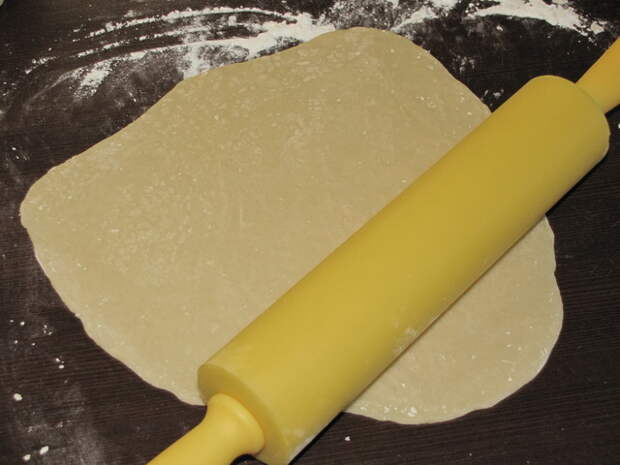 Раскатать скалкой каждый кусочек на блин. пошаговое фото этапа приготовления торта Горка