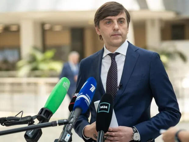 СМИ: министр просвещения Кравцов написал слово «праздник» с ошибкой