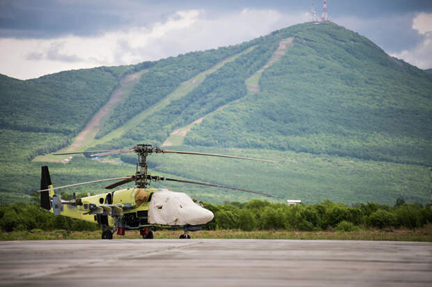 Вертолет Ка-52 на площадке возле летно-испытательной станции