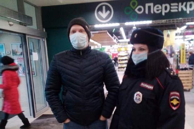 В рязанском «Перекрёстке» и на улице Ленина полиция проверила ношение масок