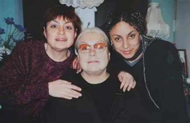 Лидия Федосеева-Шукшина со старшей дочерью и внучкой