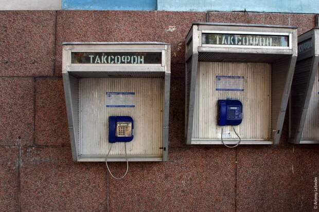 В Госдуме предложили вернуть таксофоны на фоне отключения интернета в Москве