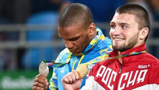 Борцы Давит Чакветадзе (Россия) и Жан Беленюк (Украина) на церемонии награждения XXXI летних Олимпийских игр