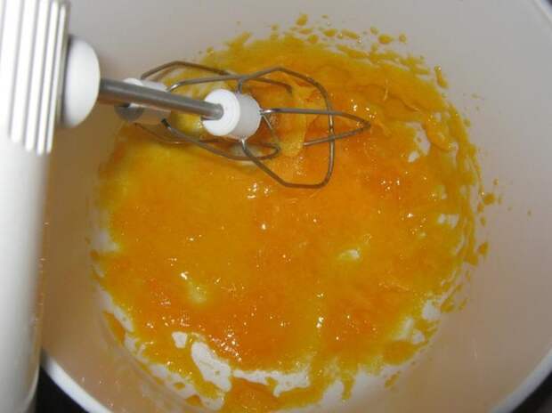 В отдельной ёмкости взбиваем яйцо, куда добавляется соль, сахар, оливковое масло,  и майонез
