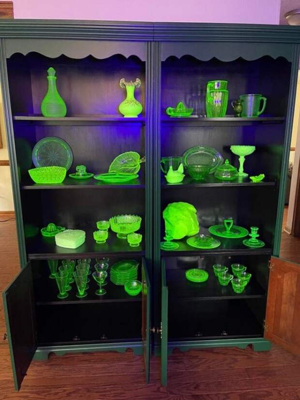 Коллекция посуды из уранового стекла, которая светится под ультрафиолетом