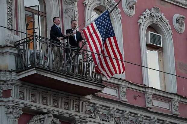 С генконсульства США в Санкт-Петербурге сняли американский флаг