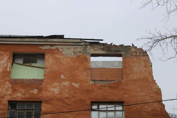 Под Екатеринбургом бетонная стена раздавила автомобиль