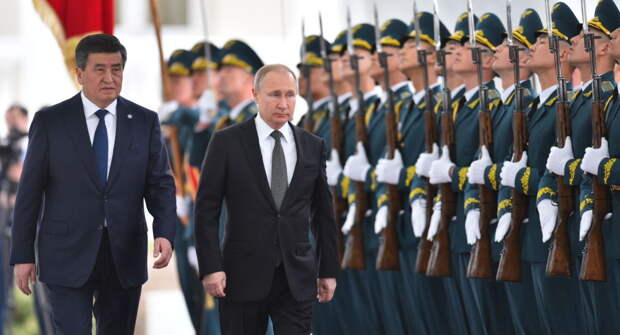 Президент КР Сооронбай Жээнбеков и президент РФ Владимир Путин в государственной резиденции Ала-Арча во время церемонии встречи