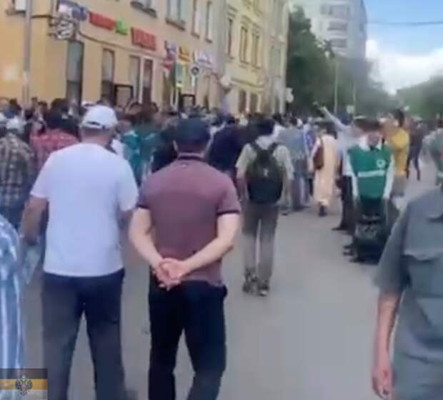 Как-то много в последнее время в нашей стране стало происходить судебных скандалов.  Неустроеву, напавшему на мальчика в Екатеринбурге из-за шапки с патриотической символикой, выписывают штраф в 7 тыс.-3