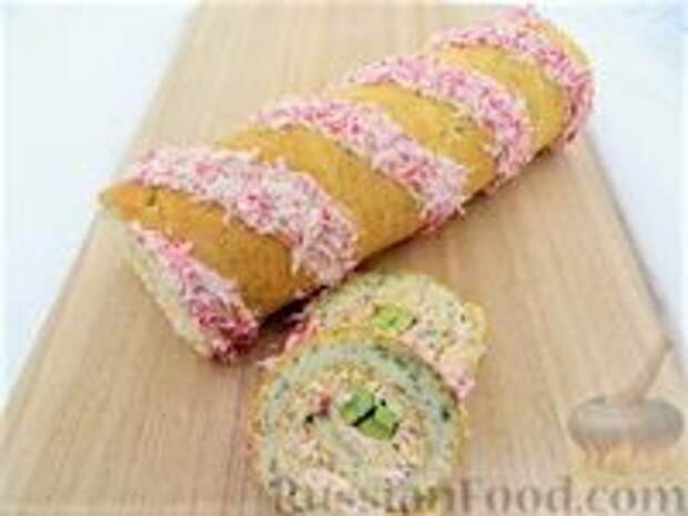 Фото к рецепту: Бисквитный рулет с крабовыми палочками и сыром Фото к рецепту: Бисквитный рулет с крабовыми палочками и сыром