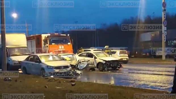 На улице Коммуны двое человек пострадали в серьёзном ДТП — видео