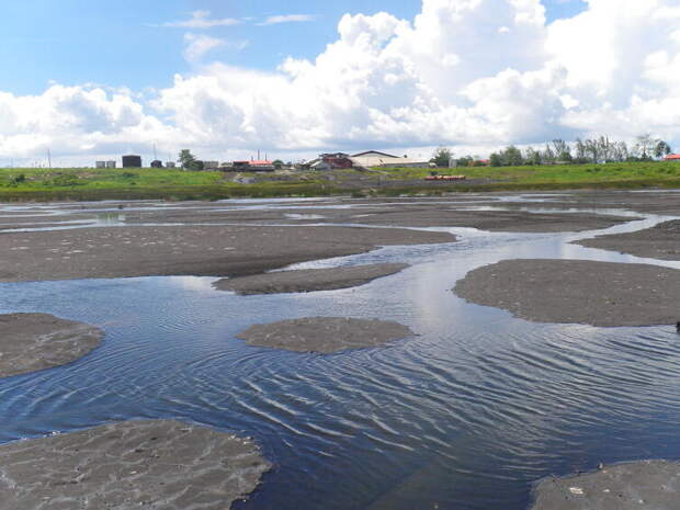 Пич-Лейк (англ. Pitch Lake) — смоляная яма, состоящая из смеси асфальта, песка и глины. Расположено на юго-западе острова Тринидад недалеко от населённого пункта Ла-Брея