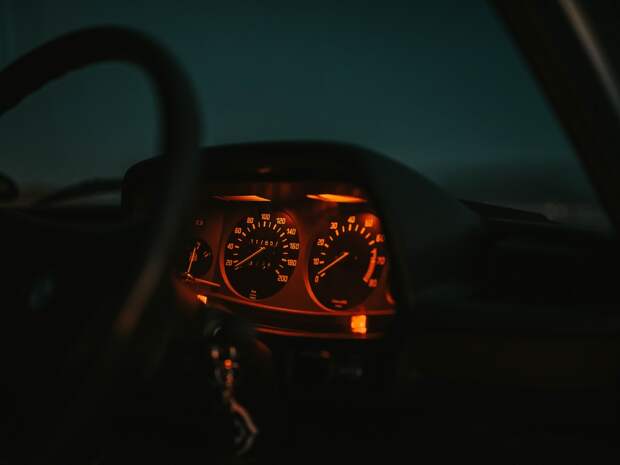 Два кузбассовца угнали автомобиль у таксиста, который вез их в другой город