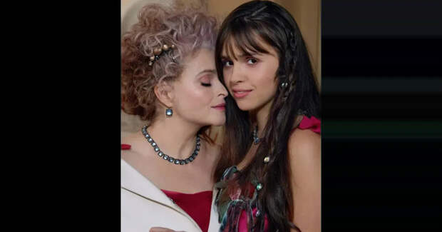 17-летняя дочь Хелены Бонем Картер и Тима Бёртона дебютировала в качестве модели