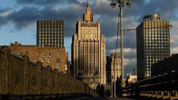 Вид на здание Министерства иностранных дел Российской Федерации с Бородинского моста в Москве