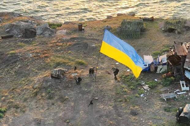 ВСУ устанавливает украинский флаг на острове Змеиный