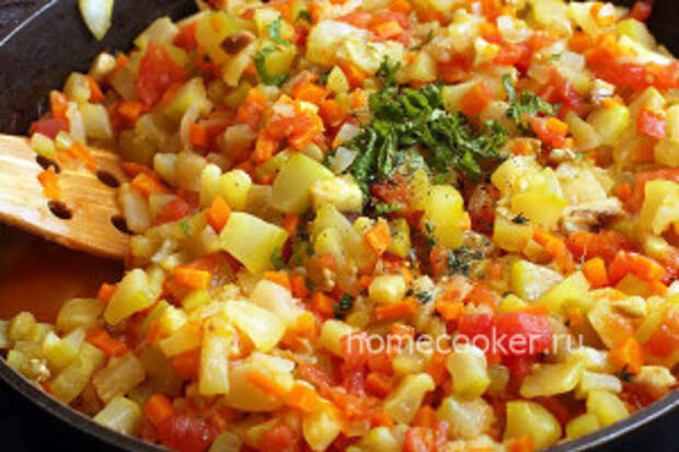 Кабачковая икра Dobavlyaem zelen i chesnok 300x200 Кабачковая икра