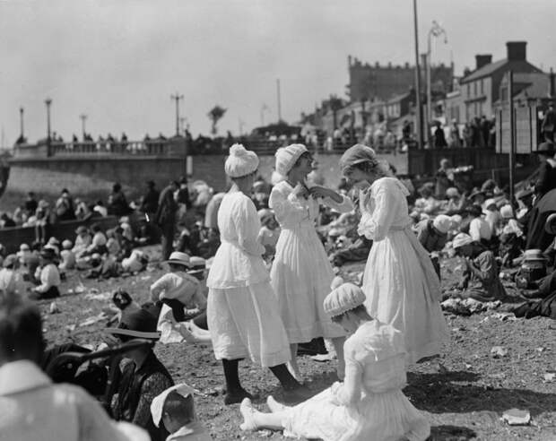 Отдыхающие на пляже в Саутенд-он-Си, Эссекс. Англия, 1919 год.