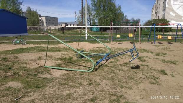 Следком проводит проверку после падения качелей на ребёнка