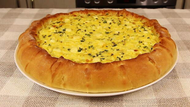Дрожжевой пирог с яйцами и сыром