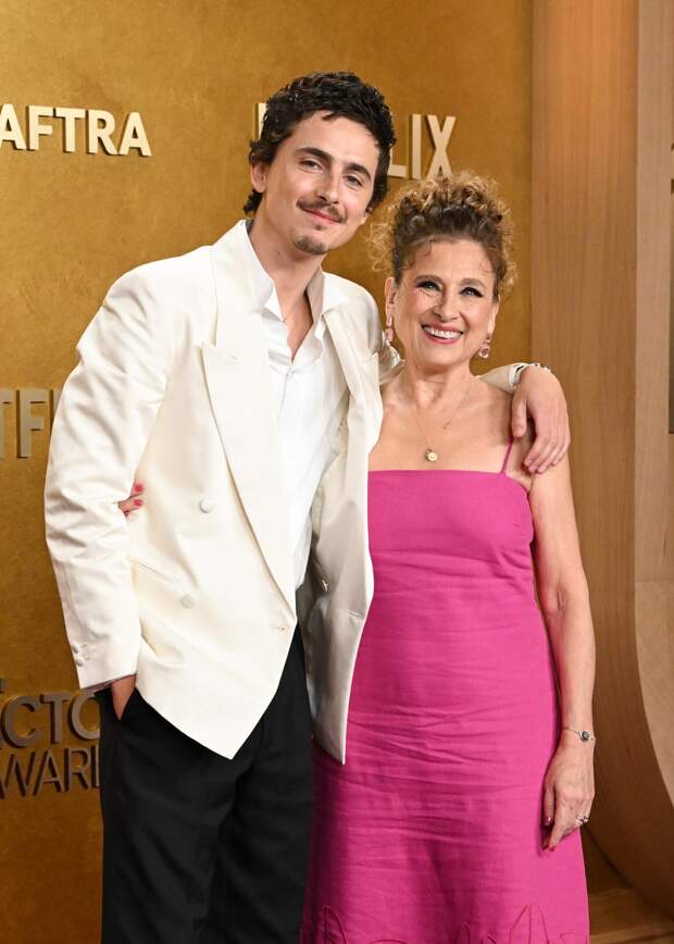 Тимоти Шаламе вышел на красную дорожку с мамой вместо Кайли Дженнер