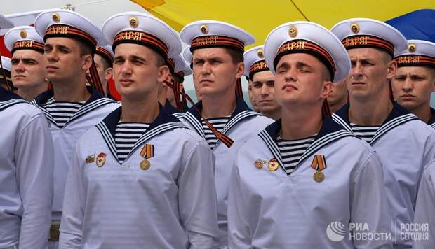 Военные моряки гвардейского ракетного крейсера Варяг во время парада кораблей, посвященного Дню Военно-морского флота России, во Владивостоке. 30 июля 2017