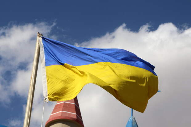 В Барнауле школьникам раздали грамоты с флагом и трезубцем Украины