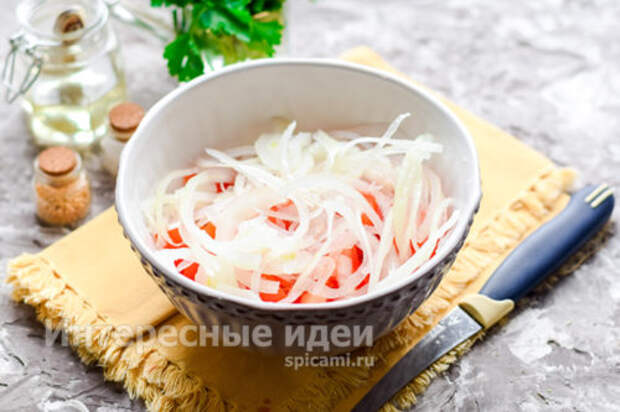 сложить помидоры и лук в салатник