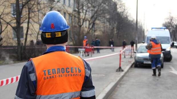 Автомобили пострадали после ночного прорыва на Пражской