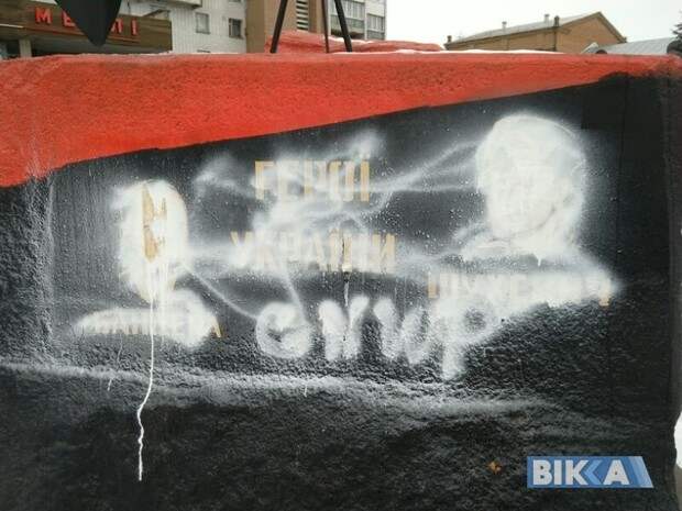 На Украине разрисовали краской памятник Бандере и Шухевичу в Черкассах