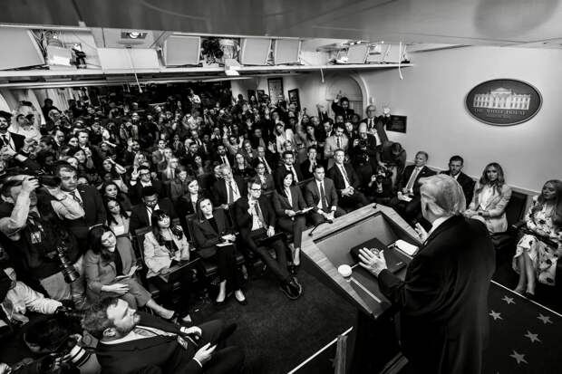 Иран атаковал корабли США и ОАЭ, Трамп пообещал «стереть Тегеран с лица земли»