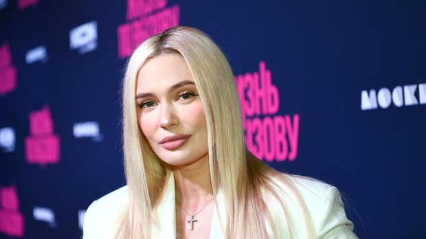 Актриса Наталья Рудова в джинсовой мини-юбке вышла на публику