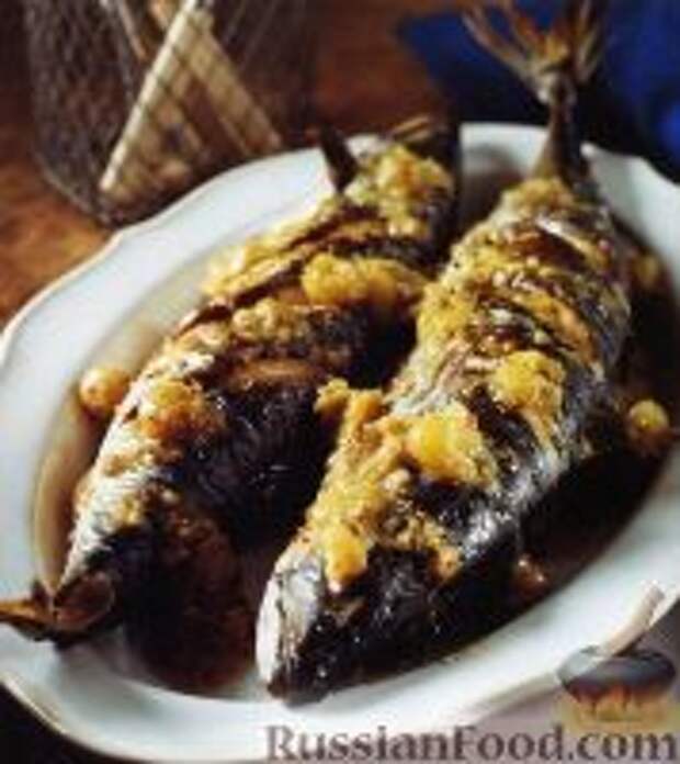 Фото к рецепту: Запеченная скумбрия под соусом из крыжовника