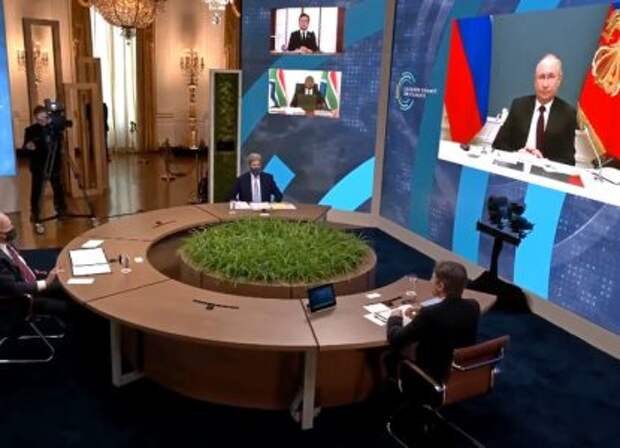 Странная реакция Блинкена на появление Путина на большом экране попала на видео