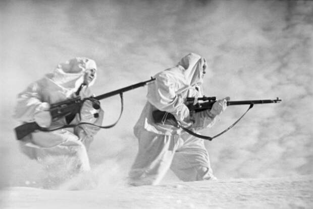 Советские снайперы в маскировочных костюмах.