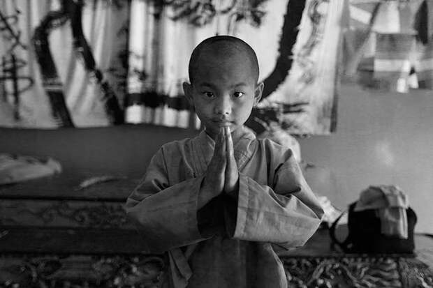 Тибетские мальчики обычно забирались из крестьянских семей и продавались в монастыри, где их готовили в монахи. духовность, просвещение, рабство, религия, тибет