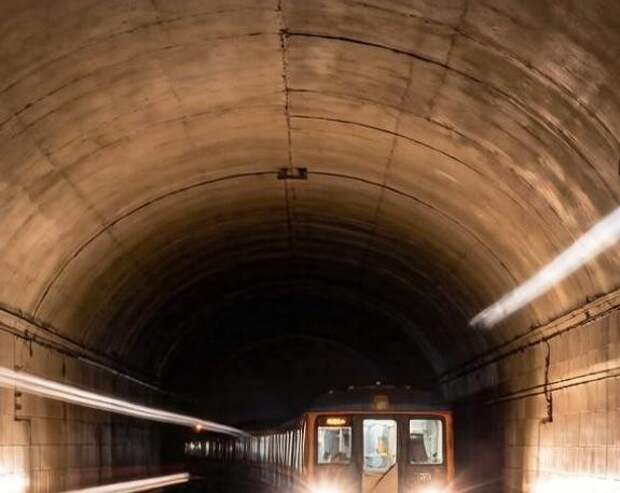 Девушка упала под поезд в метро на глазах у матери и погибла. Что случилось, как такое предотвратить и как спастись