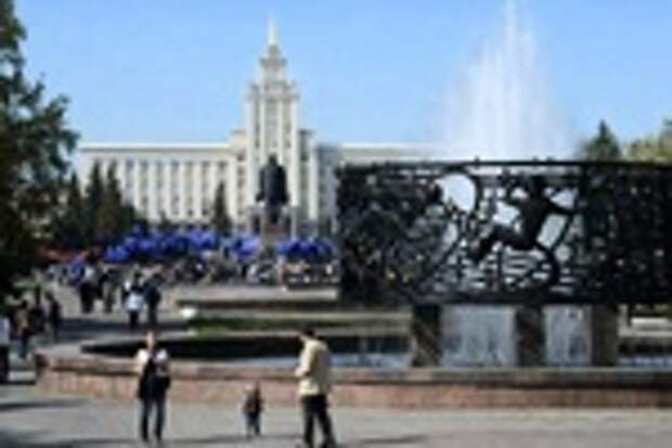 Дом советов под шпилем / Изображение сгенерировано с помощью нейросети Dall-E / amic.ru