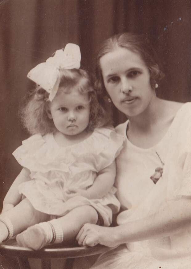 5.	Ольга Константиновна Ершова (Мединская) с дочерью Женей. Ашхабад. 1925