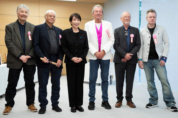 Премьер-министр Японии Такаити подарила ударнику Deep Purple палочки с автографом