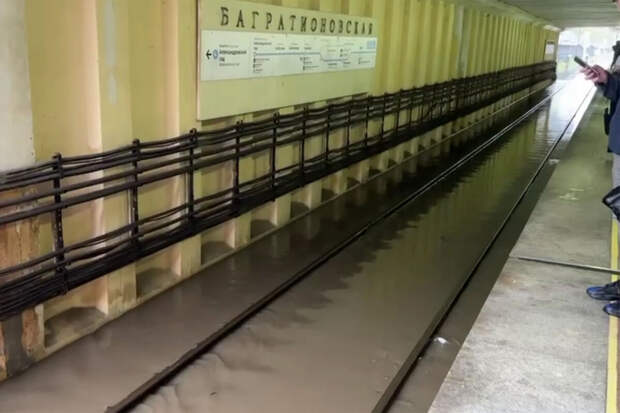 Появилось видео, как в Москве суперливень затопил станцию метро Багратионовская