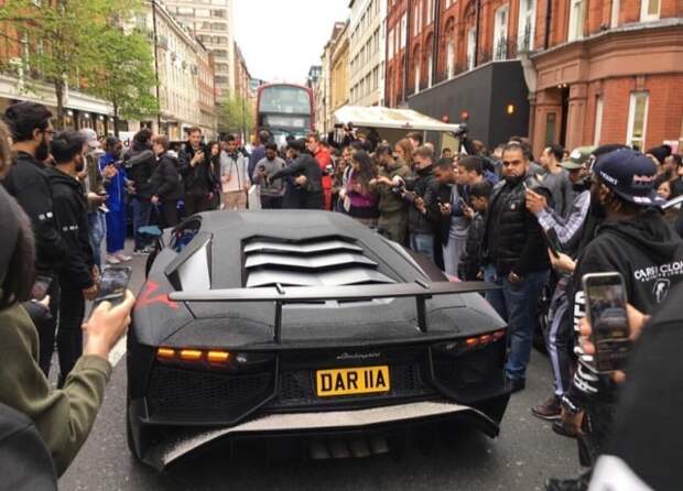 Спорткар Lamborghini Aventador был украшен кристаллами Swarovski
