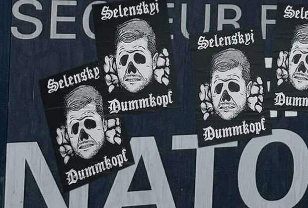 В Берлине появились плакаты с «мертвоголовым» Зеленским