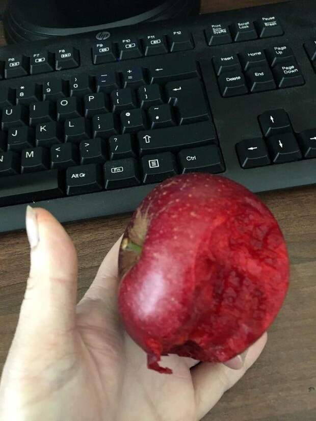 Мякоть этого красного яблока такого же цвета, что и его кожура