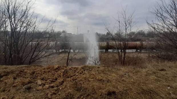Опубликованы фото обстрела жилого дома и водовода в Донецкой области