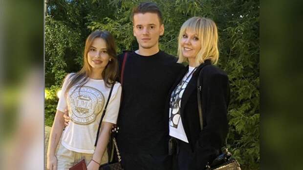 Сын Валерии опубликовал первые фотографии дочки из роддома