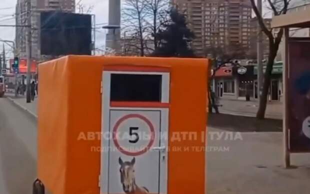 В Туле заметили необычную повозку с трубой, похожую на «рикша с отоплением»