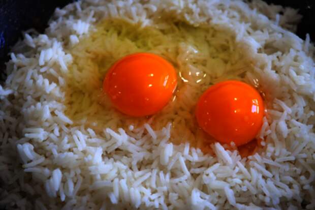 Фото к рецепту: Рис с овощами и соевым соусом